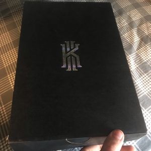 Black and gold Kyrie flytraps